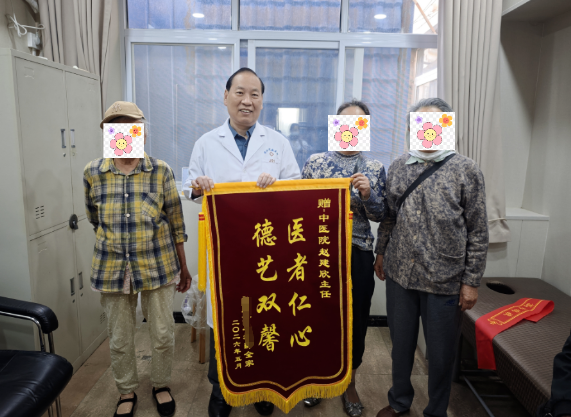 1778322155540 【暖心时刻】糖尿病多年,全身痒得睡不着、口苦肋胀,纯中药调理后她送来锦旗